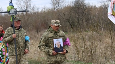 На Одещині поховали снайпера, який загинув під час боїв у Херсонській області На Одещині поховали снайпера, який загинув під час боїв у Херсонській області