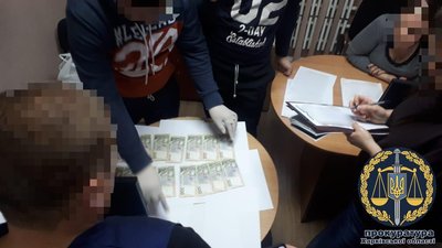 У Харкові на хабарі викрили помічницю судді — прокуратура