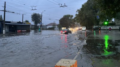 Підтоплена вулиця на Одещині внаслідок негоди. 30 вересня 2025 року