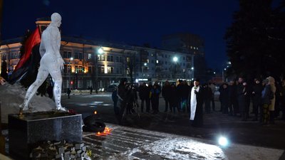 У Житомирі вшанували Героїв Небесної Сотні У Житомирі вшанували Героїв Небесної Сотні