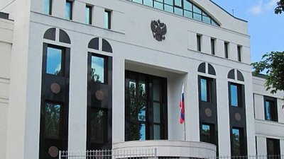 Автомобіль врізався у ворота російського посольства у Кишиневі