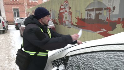 Водіям неправильно припаркованих автівок інспектори лишають листівки Водіям неправильно припаркованих автівок інспектори лишають листівки