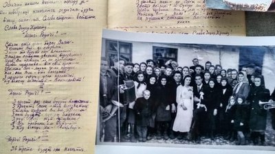 Родина з Тернопільщини відзначила сторіччя своєї хати Родина з Тернопільщини відзначила сторіччя своєї хати