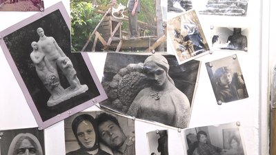 У Житомирі художниця Олена Славова презентувала 60 міні-скульптур свого батька – Леонарда Славова У Житомирі художниця Олена Славова презентувала 60 міні-скульптур свого батька – Леонарда Славова
