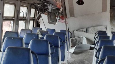 Наслідки прямого влучання в електропотяг сполученням Слатине — Харків 24 березня