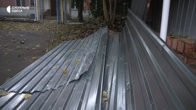 "Ким треба бути, аби таке збудувати?": біля будинку-стіни в Одесі знесли незаконні конструкції "Ким треба бути, аби таке збудувати?": біля будинку-стіни в Одесі знесли незаконні конструкції