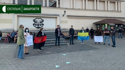 В Ужгороді до всеукраїнської акції "Нагадай про кожного" долучилися 10 людей В Ужгороді до всеукраїнської акції "Нагадай про кожного" долучилися 10 людей