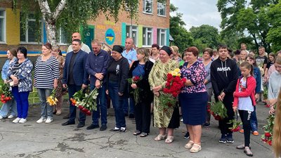 На відкриття дошки на честь Євгенія Юрченка прийшли його рідні, знайомі та односельці На відкриття дошки на честь Євгенія Юрченка прийшли його рідні, знайомі та односельці