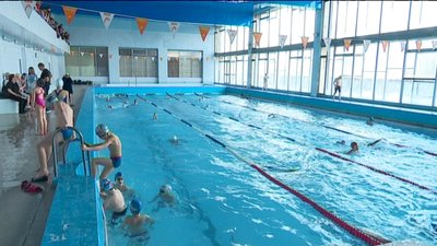 Змагання з плавання серед юнаків і дівчат стартували у Сумах