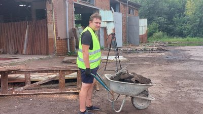 У Лебедині розбирають завали автобази, яку зруйнували росіяни У Лебедині розбирають завали автобази, яку зруйнували росіяни