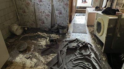 "Стеля руйнується, стіни тріщать. Меблі, холодильник — плавали". Херсонці повертаються до будинків, які були затоплені "Стеля руйнується, стіни тріщать. Меблі, холодильник — плавали". Херсонці повертаються до будинків, які були затоплені
