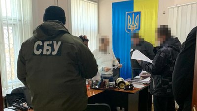 Працівники міграційної служби на Буковині отримували хабарі за виготовлення паспортів –ДБР