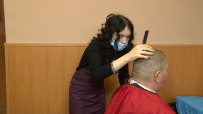 Соціальна перукарня: у Черкасах можна безкоштовно постригтися Соціальна перукарня: у Черкасах можна безкоштовно постригтися