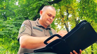 Шевченко у бронежилеті та Леся Українка в касці: захисник з Вінниччини малює відомих поетів