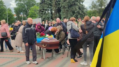 Загинули внаслідок російського обстрілу: у Черкасах попрощались із захисниками Загинули внаслідок російського обстрілу: у Черкасах попрощались із захисниками