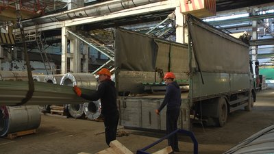 Працівники підприємства перетворюють метал у профнастил Працівники підприємства перетворюють метал у профнастил