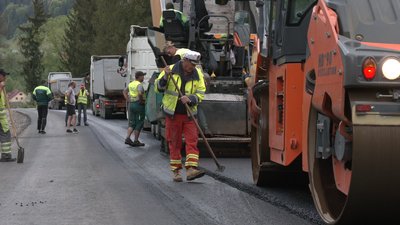 На Прикарпатті ремонтують відрізок дороги "Криворівня-Чернівці" На Прикарпатті ремонтують відрізок дороги "Криворівня-Чернівці"