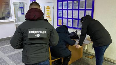 На Житомирщині слідча податкової міліції привласнила понад 450 тисяч гривень речових доказів На Житомирщині слідча податкової міліції привласнила понад 450 тисяч гривень речових доказів