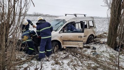 Ожеледиця на дорогах. Рятувальники Миколаївщини допомагають водіям Ожеледиця на дорогах. Рятувальники Миколаївщини допомагають водіям