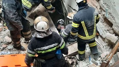 Водій надзвичайників врятував двох людей з-під завалів будинку у Харкові Водій надзвичайників врятував двох людей з-під завалів будинку у Харкові