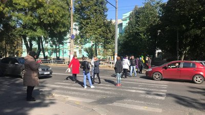 Перекрили дорогу, щоб дали електроенергію. Мешканці двох будинків у Херсоні провели акцію протесту