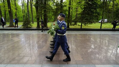 9 травня у Харкові: до Меморіалу Слави несуть квіти 9 травня у Харкові: до Меморіалу Слави несуть квіти