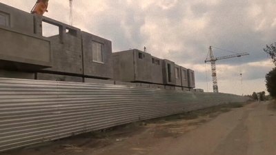 Бетоні коробки ставлять одна на одну: в Маріуполі окупанти зводять багатоповерхівки