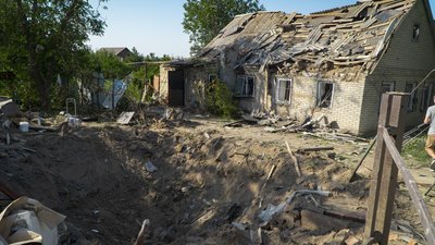 "Наш будинок зруйнований вщент". Жителі Дніпра розбирають завали на місці падіння ракети