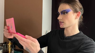 Візажист робить макіяж, Тернопіль, 8 квітня, 2024 Візажист робить макіяж, Тернопіль, 8 квітня, 2024