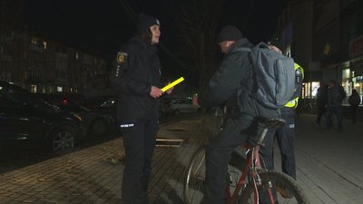 Бути помітним на дорозі. У Кривому Розі патрульні роздавали містянам світлоповертальні стрічки та флікери
