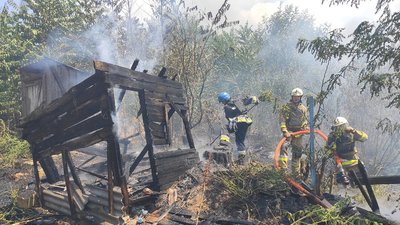 Горіли господарчі будівлі та суха трава. Російські війська обстріляли прибережні громади Миколаївщини