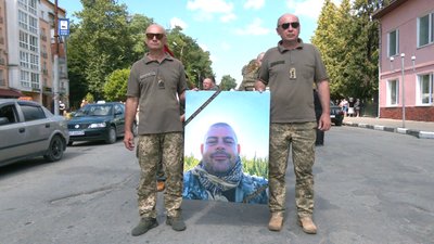 На Прикарпатті попрощалися з ексголовою Тлумацької громади Романом Круховським, який загинув на війні На Прикарпатті попрощалися з ексголовою Тлумацької громади Романом Круховським, який загинув на війні