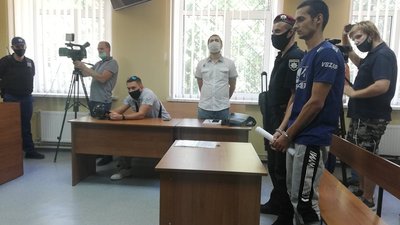 Суддя зачитує своє рішення