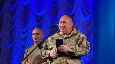 До Дня захисників та захисниць миколаївським військовослужбовцям, рятувальникам, правоохоронцям, волонтерам та комунальникам вручили відзнаку "За оборону Миколаєва".