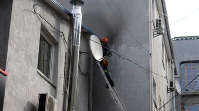 Виявилось, горів утеплювач в простінку між закладом харчування та банком. Фото: ДСНС області