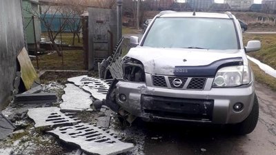 На Прикарпатті п'яний водій врізався в огорожу біля будинку
