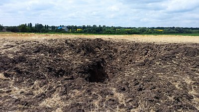 Ракета впала у полі. У Бережинці на Кіровоградщині обстежують пошкоджені внаслідок обстрілу будинки Ракета впала у полі. У Бережинці на Кіровоградщині обстежують пошкоджені внаслідок обстрілу будинки