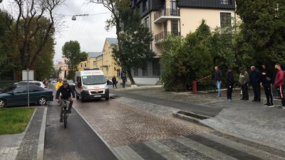 Засідання виконкому просто неба. Львівські посадовці приїхали на роботу на велосипедах