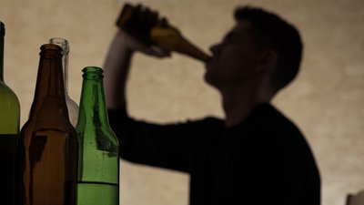 У Чернігові трьох неповнолітніх спіймали під час вживання алкоголю. Найменший втратив свідомість