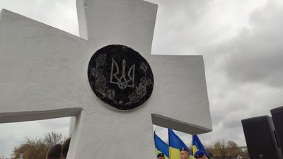 Хрест на цвинтарі Хрест на цвинтарі