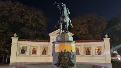 В Одесі на пам'ятник Суворову почепили плакат з написом "Наступний"