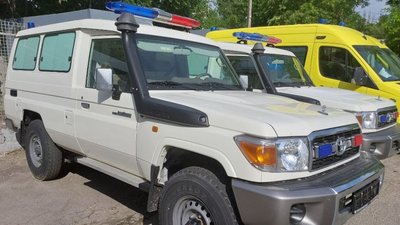 Високопрохідні Land Cruiser. Бригадам "екстренки" Дніпропетровщини передали нові автівки від ВООЗ та Великої Британії