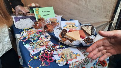 В Івано-Франківську школярі організували благодійний ярмарок, щоб допомогти ЗСУ В Івано-Франківську школярі організували благодійний ярмарок, щоб допомогти ЗСУ
