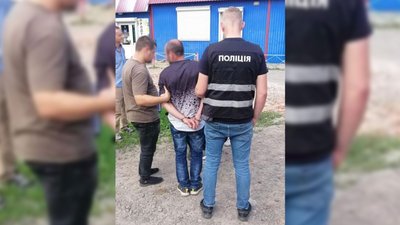 На Чернігівщині правоохоронці затримали чоловіка, який продавав зброю та боєприпаси На Чернігівщині правоохоронці затримали чоловіка, який продавав зброю та боєприпаси