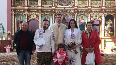 Познайомилися у 2014. На Франківщині обвінчалися доброволець із Коломийщини й жителька Маріуполя