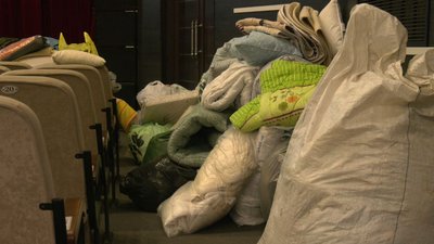 Ковдри, телефони, одяг – у Черкасах збирають речі для військових та евакуйованих Ковдри, телефони, одяг – у Черкасах збирають речі для військових та евакуйованих