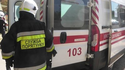 У Херсоні на чоловіка впала бетонна плита. Травмованого дістали рятувальники У Херсоні на чоловіка впала бетонна плита. Травмованого дістали рятувальники