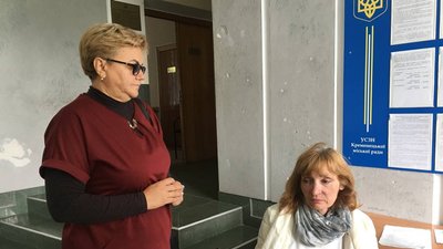 Діти не ходять на навчання, а вчителька голодує. На Тернопільщині вимагають не закривати класи Діти не ходять на навчання, а вчителька голодує. На Тернопільщині вимагають не закривати класи