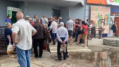 Десять днів без зв'язку: де херсонці шукають готівку Десять днів без зв'язку: де херсонці шукають готівку