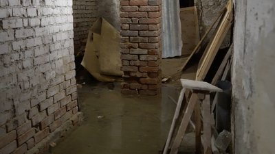 "Вода надходить зі стін і з підлоги" – у Сумах затоплює підвал будинку в центрі міста "Вода надходить зі стін і з підлоги" – у Сумах затоплює підвал будинку в центрі міста
